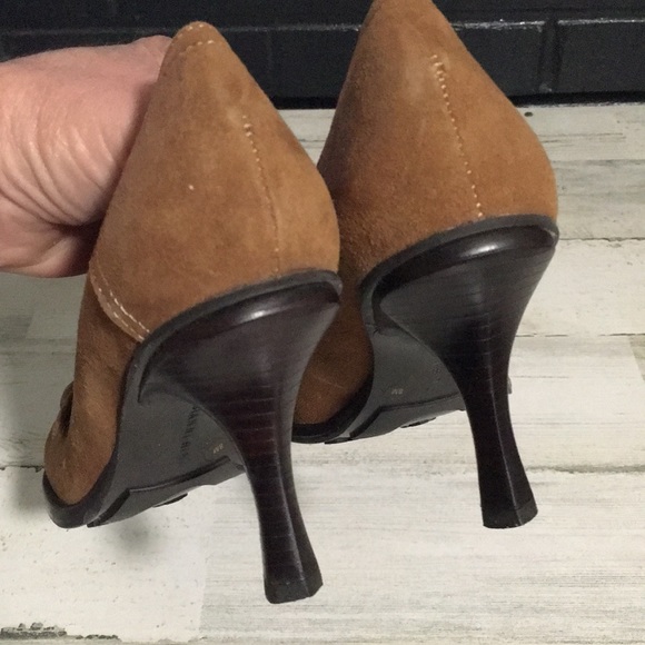 Gianni Bini woman’s tan suede closed toe high heels w/faux strap, button size 8M - Picture 3 of 7